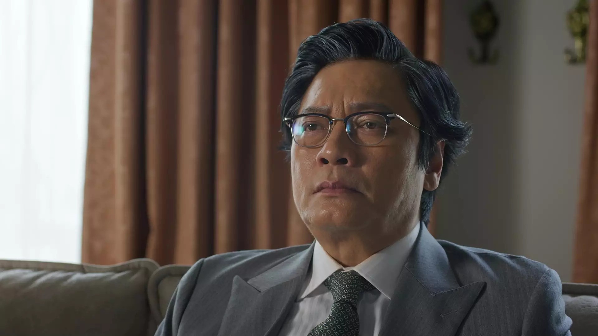 羅嘉良一頭微曲白髮的老妝配以老謀深算的神情,演活了角色應有的壓迫感。