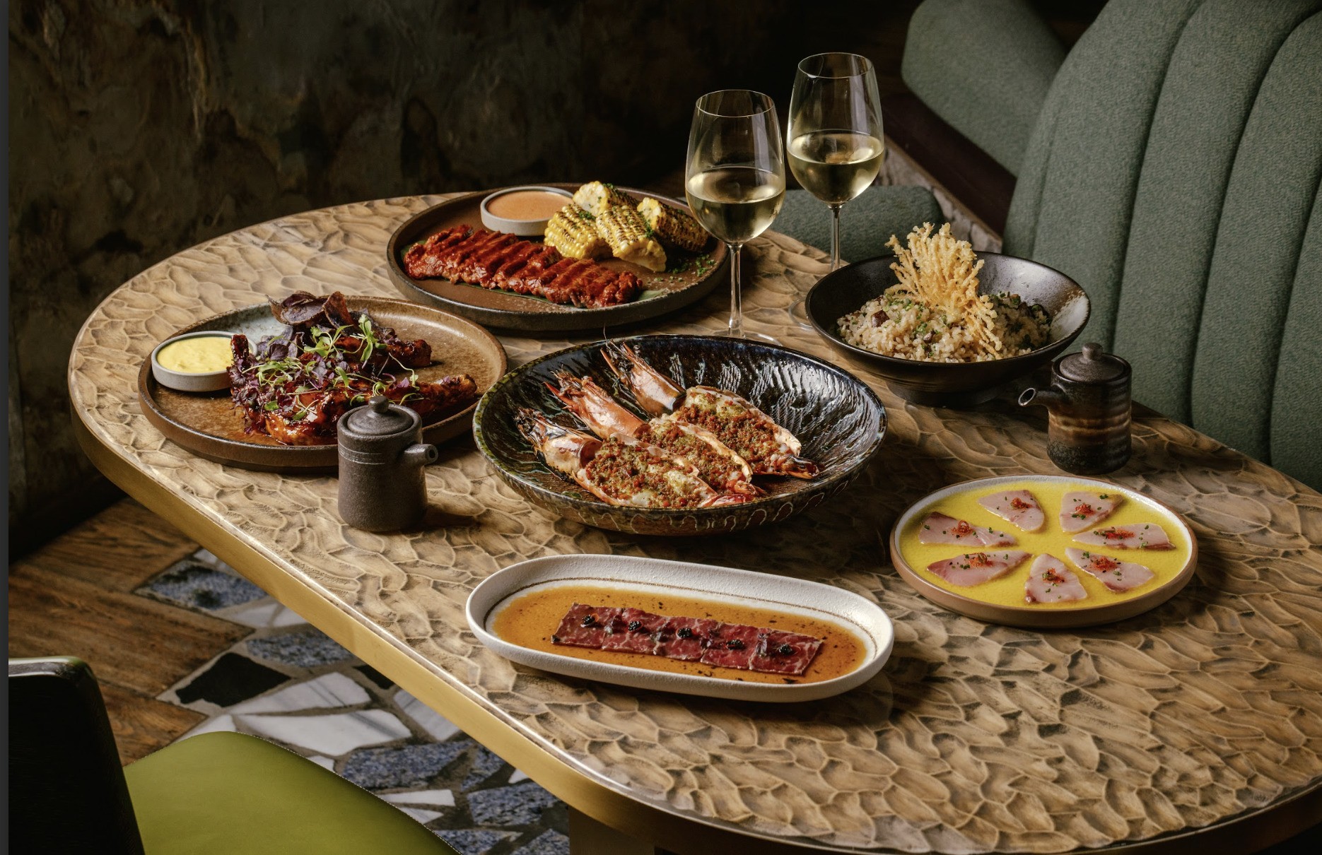 限定Mamacita早午餐，包括刺身拼盤（八爪魚和鮮帶子，以及辣味三文魚刺身。