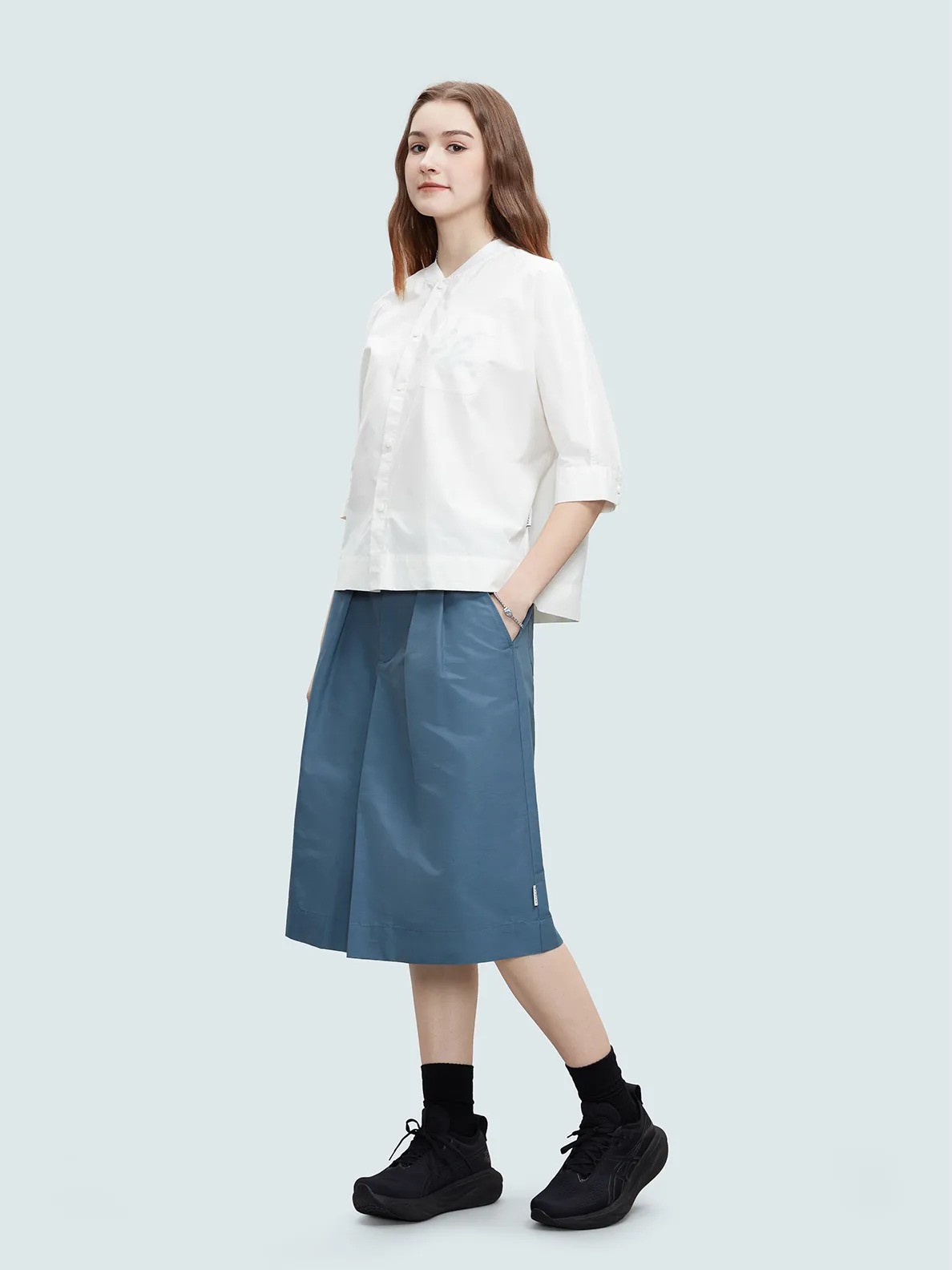 款式非常百搭易襯,簡單配襯OL最愛的白襯衫,瞬間穿出時髦感。