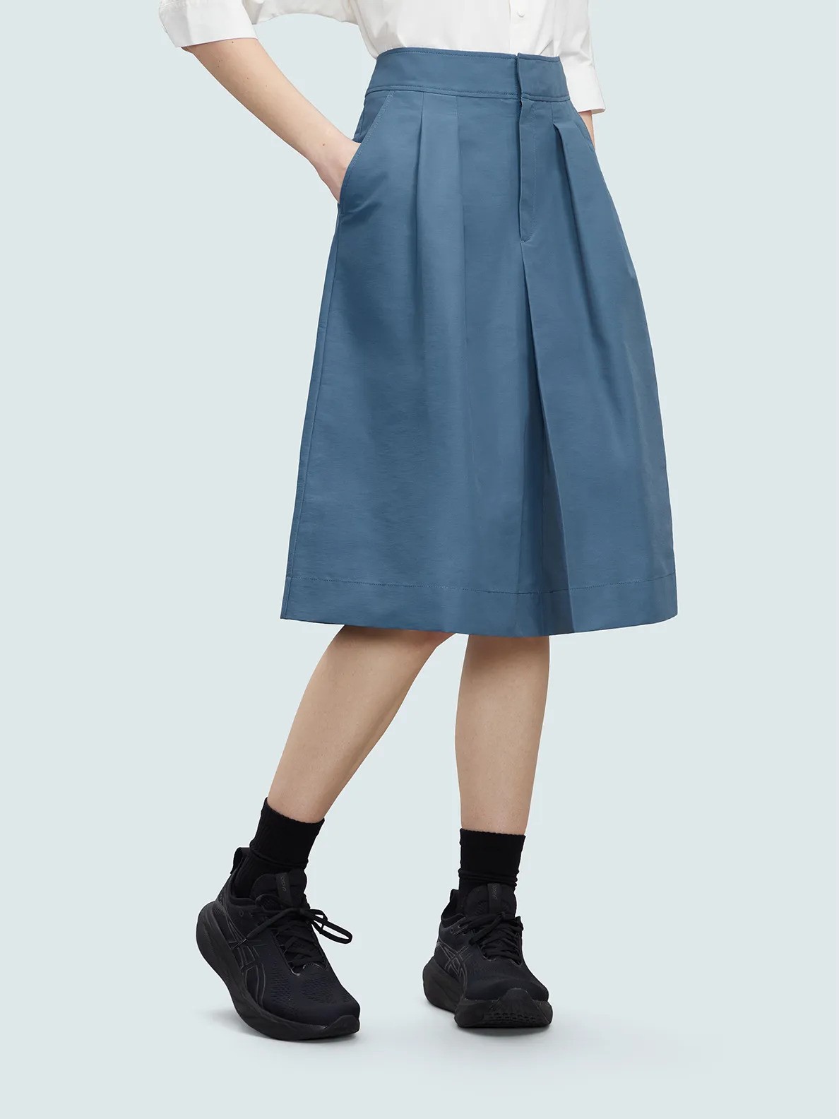 Sport b. 不對稱半身裙綴以不對稱的摺褶、側袋口及後袋。