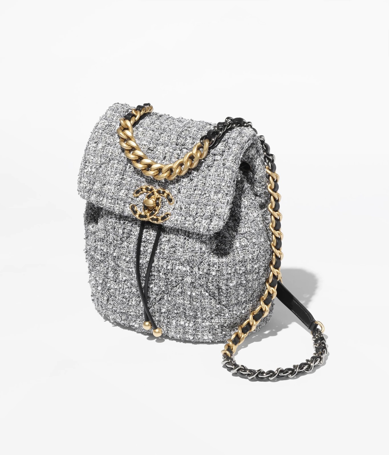 大大的19標誌與金銀金屬背帶都讓視覺十足搶眼又獨具風格。