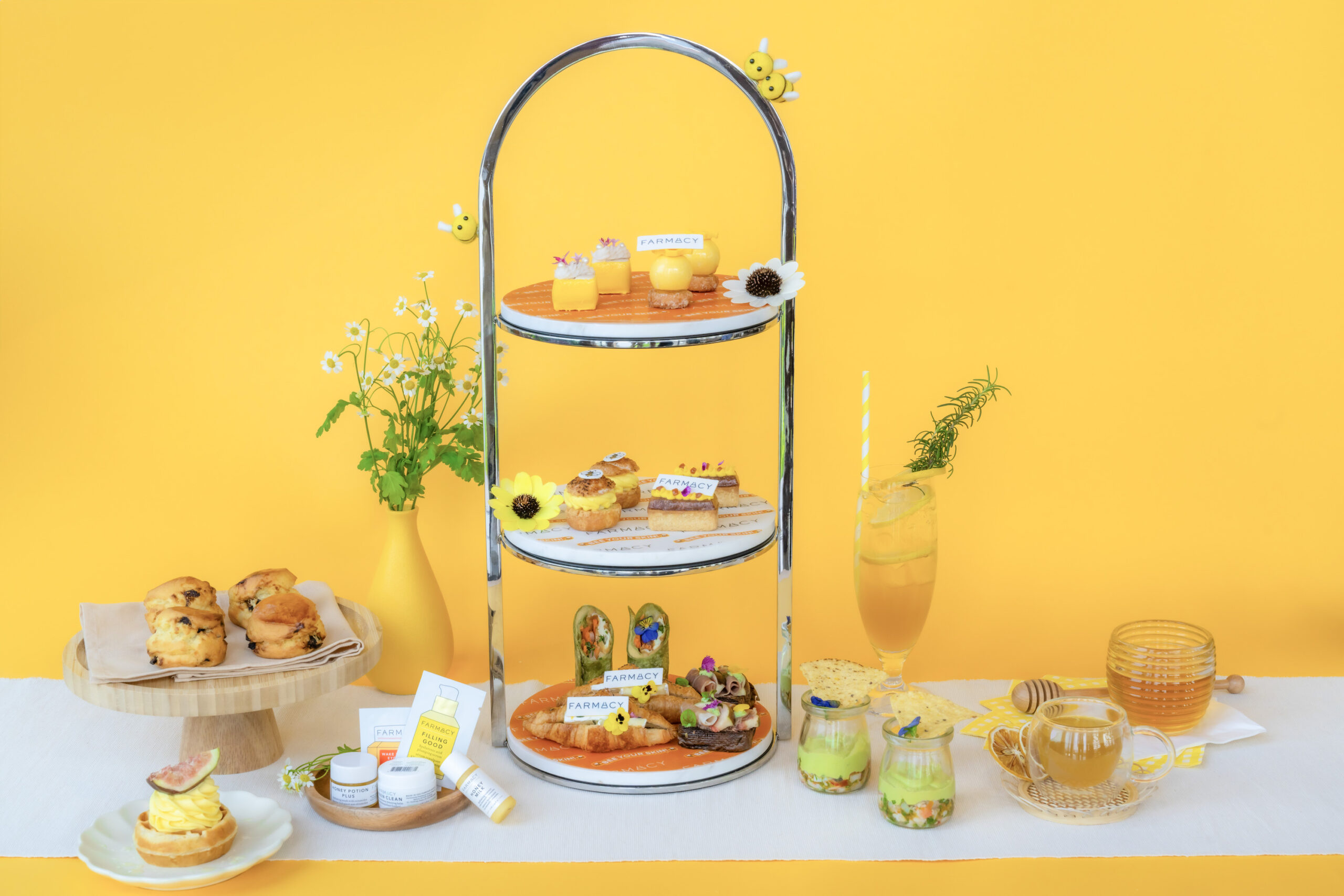 香港維港凱悅尚萃酒店與美國純淨護膚品牌FARMACY Beauty合作推出全新下午茶。