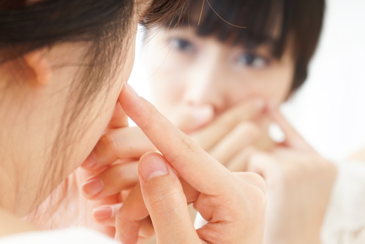 不要用手擠壓暗粒。