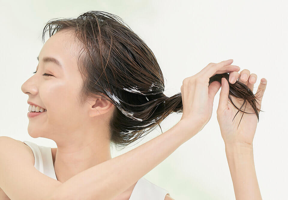 護髮素的正確使用方法是將護髮素塗在髮尾。