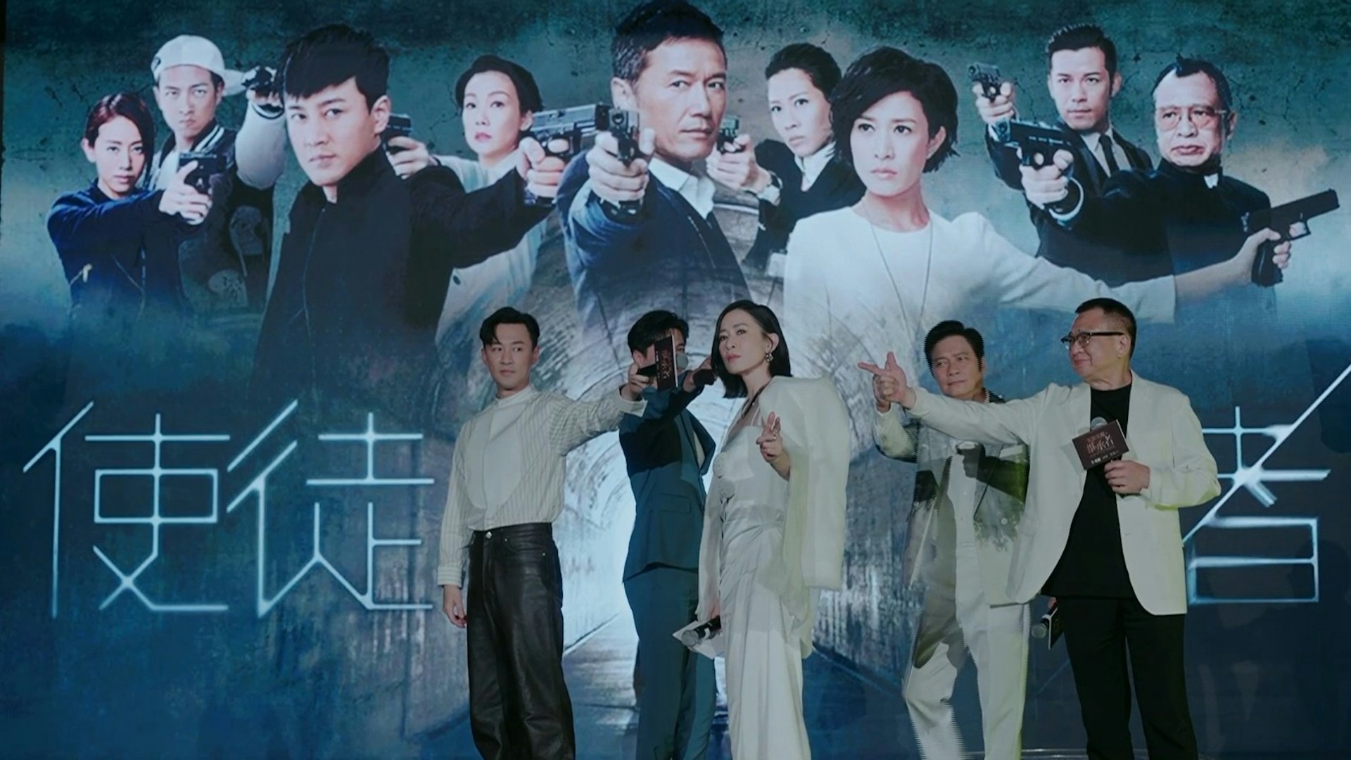 重現《使徒行者》經典槍指畫面。