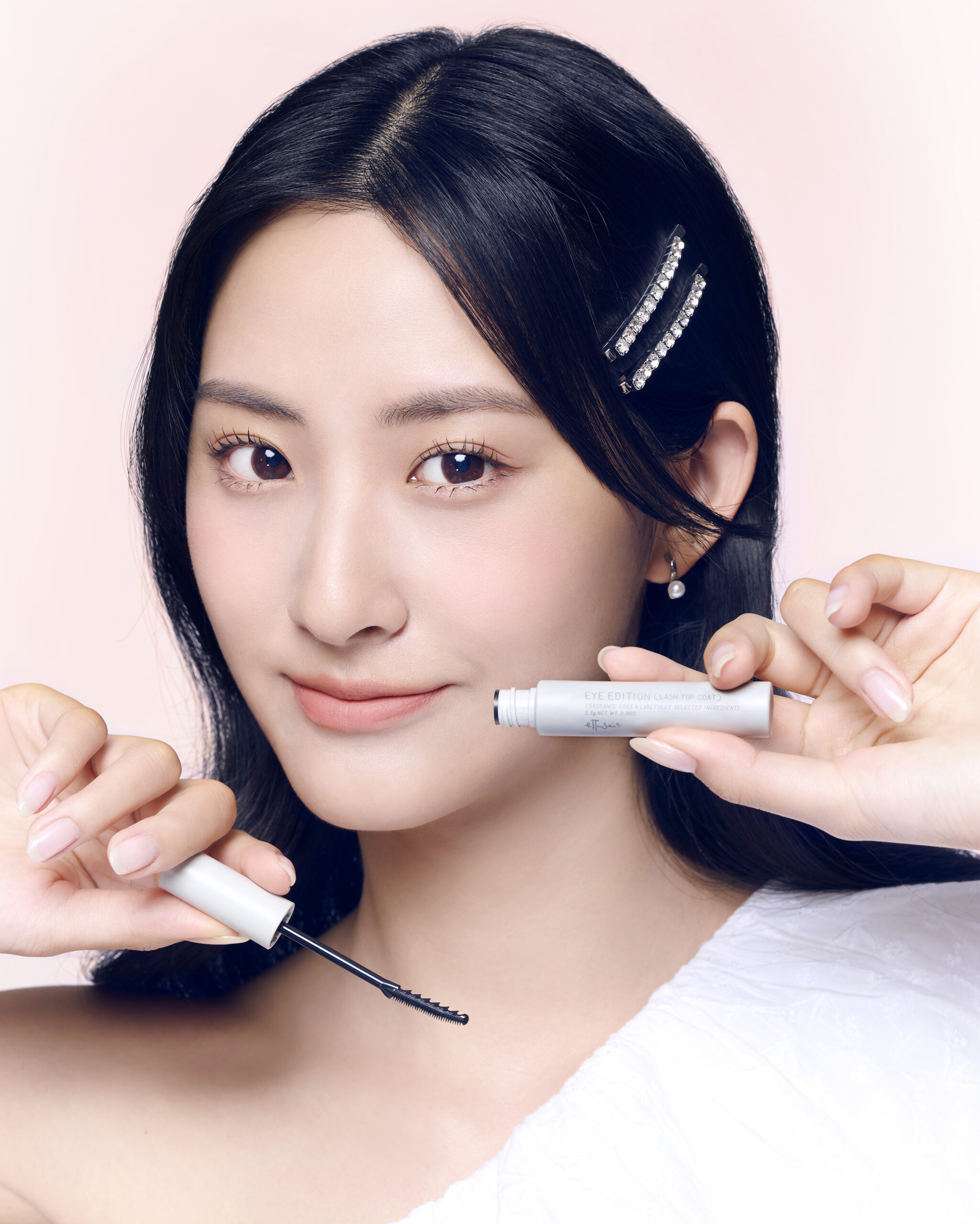 「TABAKAN (束感)」睫毛就是將2-3條睫毛梳理成一束，然後打造鬈翹纖長的妝效。看似容易，但要維持乾淨感實行很考功夫。