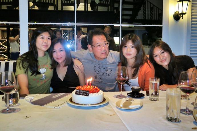 張鳳妮婚後淡出娛樂圈並定居大馬，先後誕下3名囡囡，專心在家相夫教女。