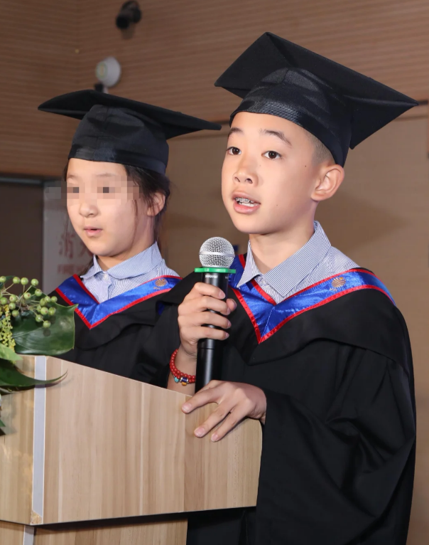 陳小春大仔陳胤捷(Jasper)在台上致辭口齒伶俐。