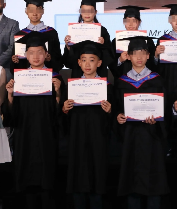 陳小春大仔陳胤捷(Jasper)小學畢業了。