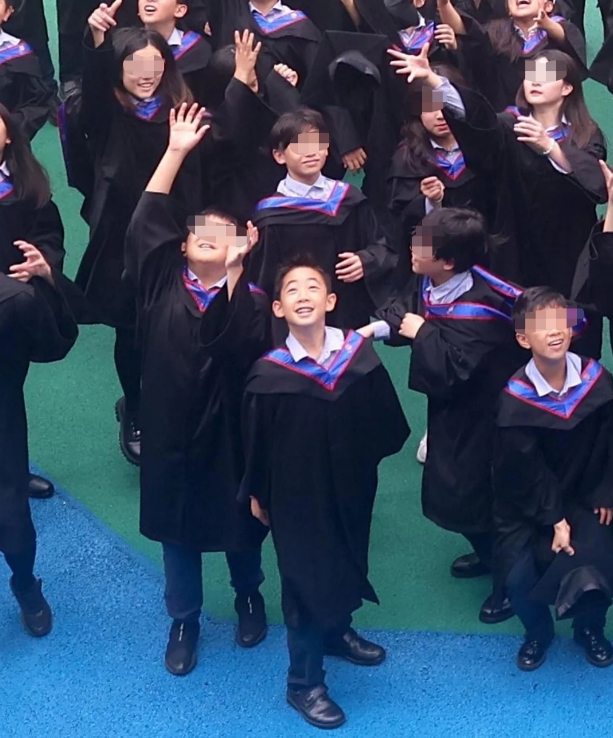 最開心莫過於拋四方帽的一幕。