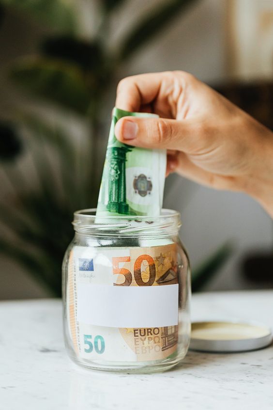 每個月固定把人工的10%存入財務自由帳戶。