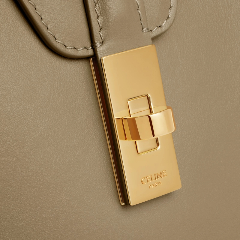 它的翻蓋和扭鎖設計亦是16系列的特點