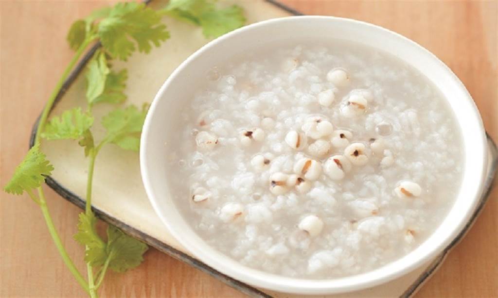 薏仁可以幫助促進新陳代謝，排除體內毒素，讓肌膚更光滑透亮。