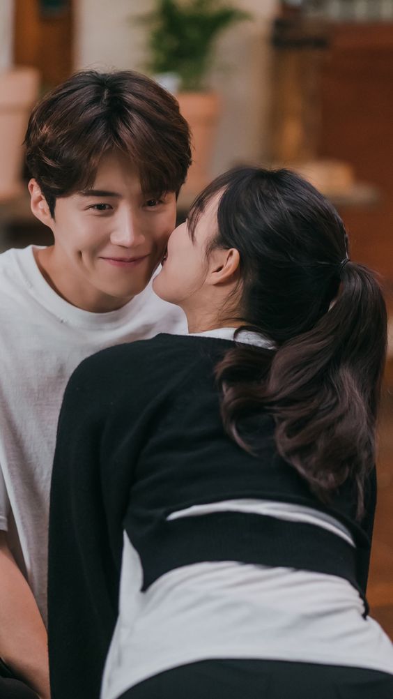 女生25歲後,在你身邊陪著你的男人應該成為你的知己,彼此理解和支持,共同面對生活。