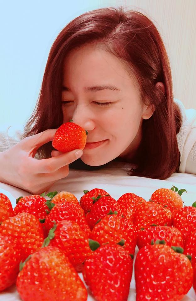 草莓具有抗氧化和美白功效，可以幫助淡化斑點。