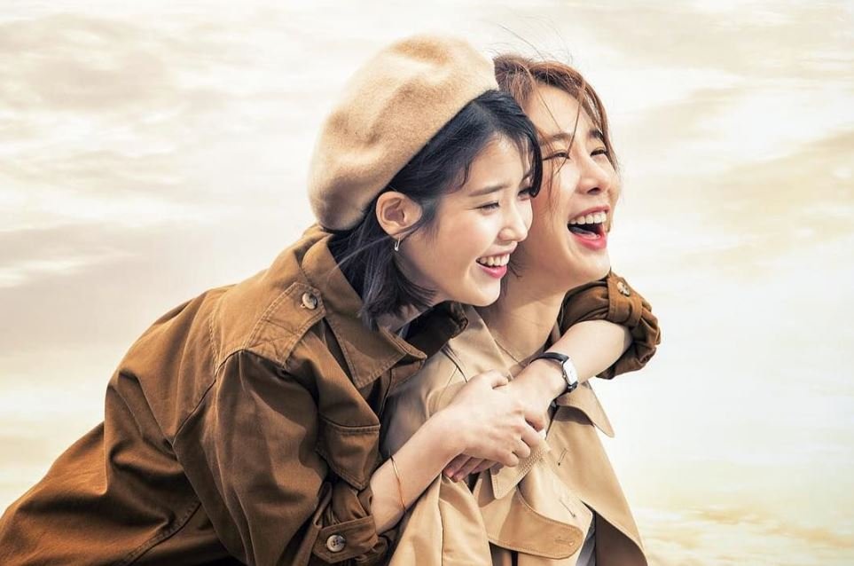 從後背抱著閨蜜。