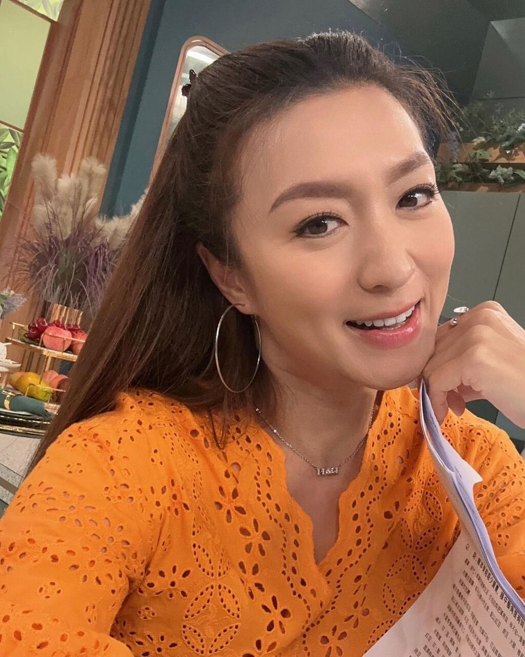 當年姚嘉妮被影到與AL手拖手漫步淺水灣沙灘。