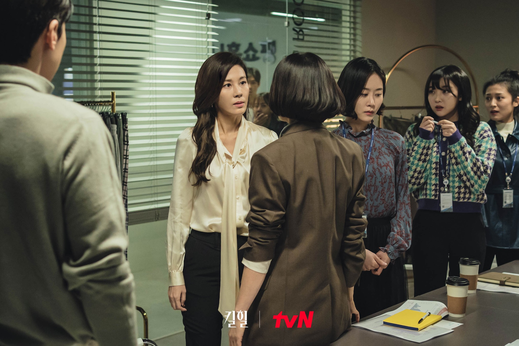 上司會選定一位資深員工，對其進行公開批評和責罵，以樹立上司的威嚴。