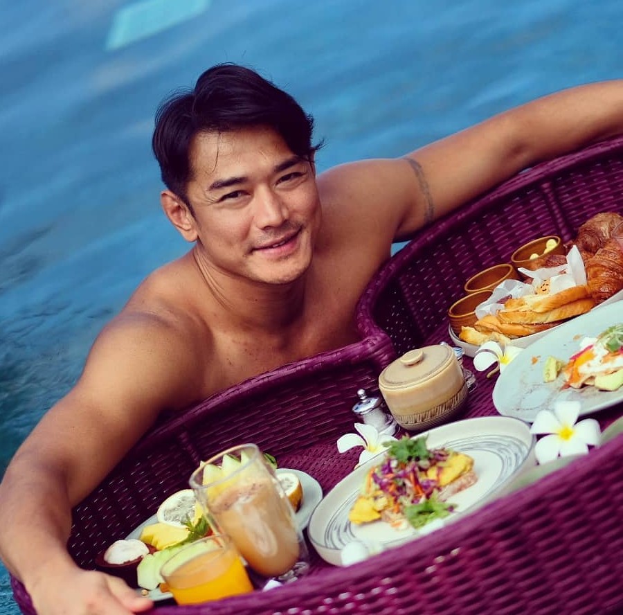 黃祥興憑健碩的身材兼「半唐番」的外形，一出道便備受TVB重用。