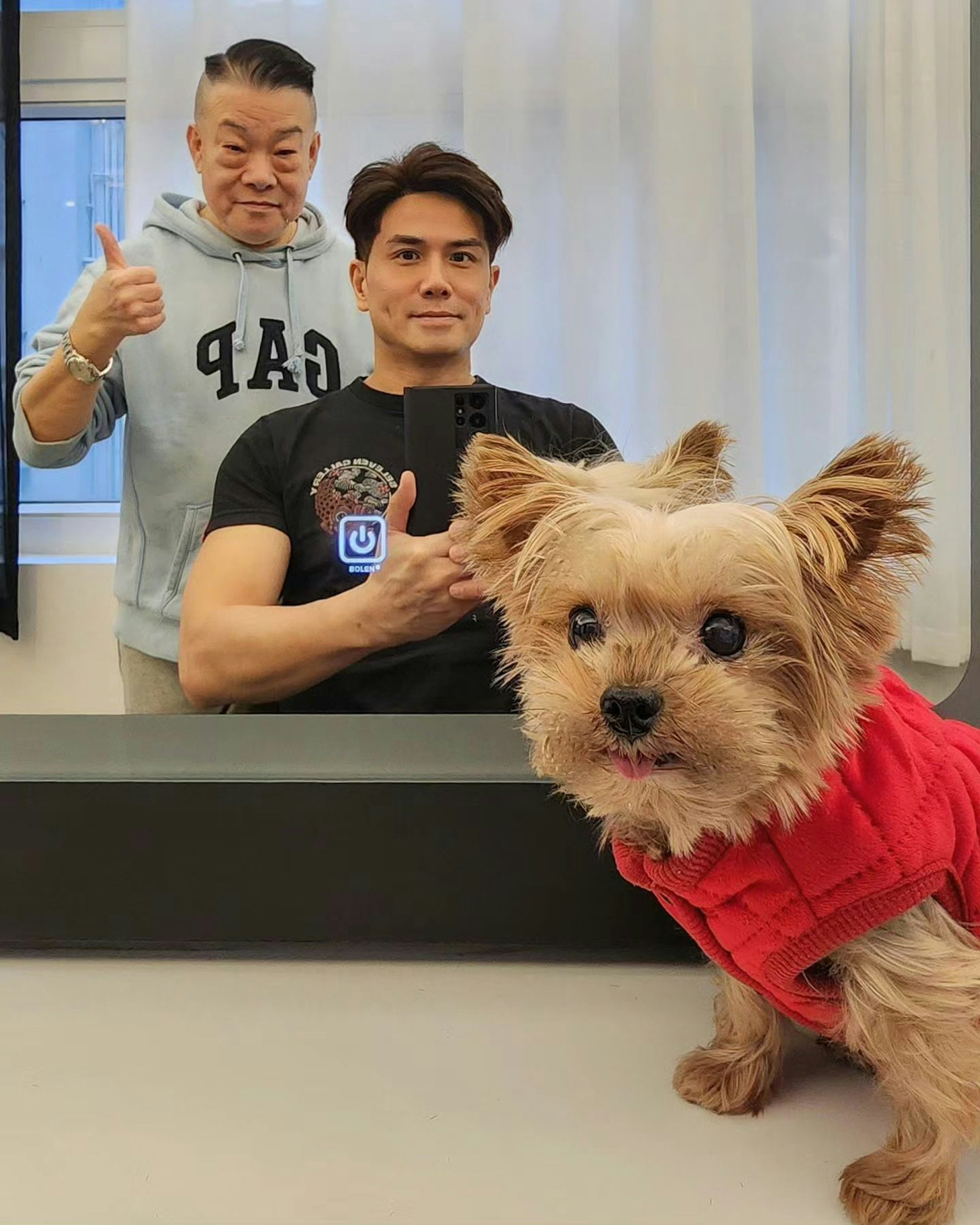 伍允龍是愛狗之人。