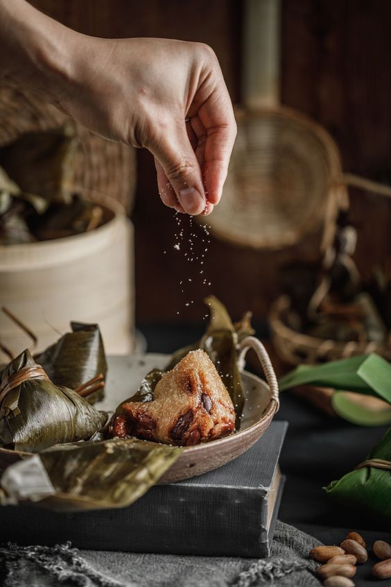 雖然甜醬、豉油及砂糖等醬料都是粽子的絕配,但會增加卡路里。