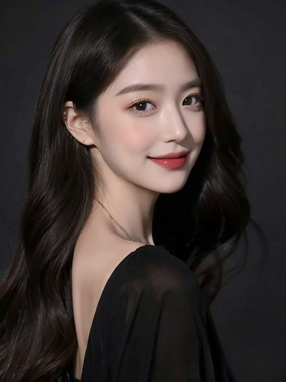 早上時間有限,建議選用大地色系的單顆眼影做眼皮打底,並加深眼部輪廓。