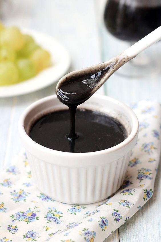 多吃黑色食物如黑芝麻有助促進毛髮生長。