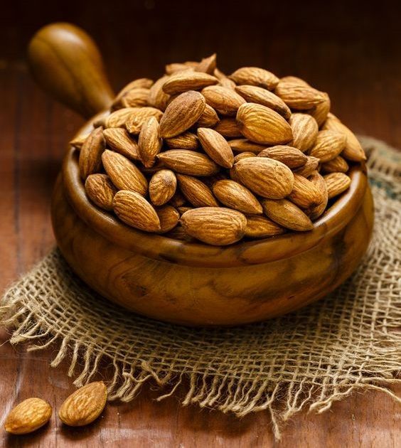 杏仁含有豐富的維他命E和不飽和脂肪酸，可以幫助滋潤肌膚。