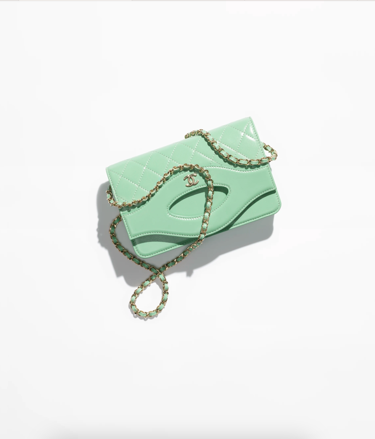 淺綠色襯上銀包以Chanel Kelly袋款作為設計靈感。