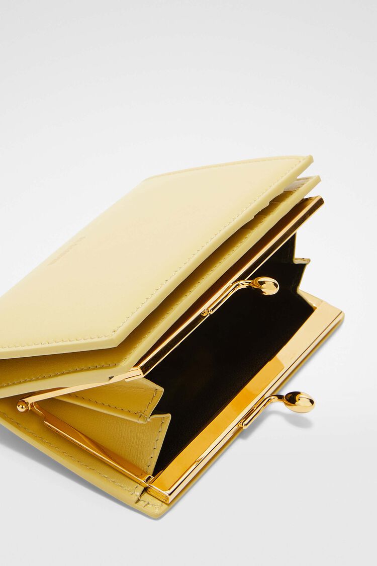 使用了口金夾作為開合扣，配上橡木色的皮革。