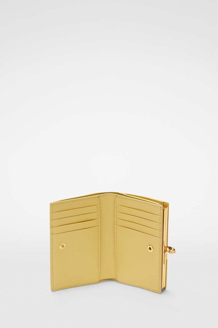 除了顏色外，這個銀包的設計也很實用。