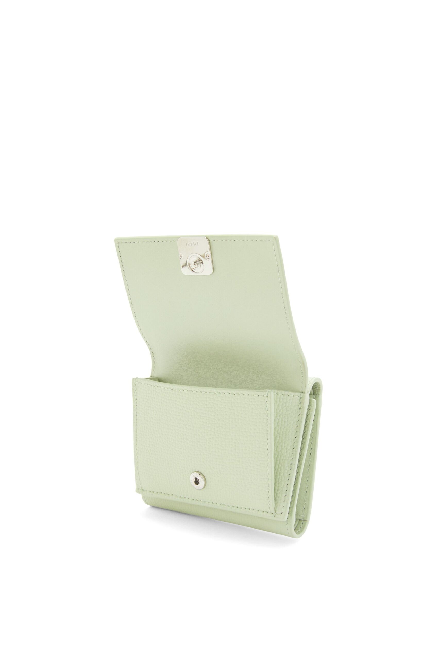 銀包使用了三摺的設計非常實用。