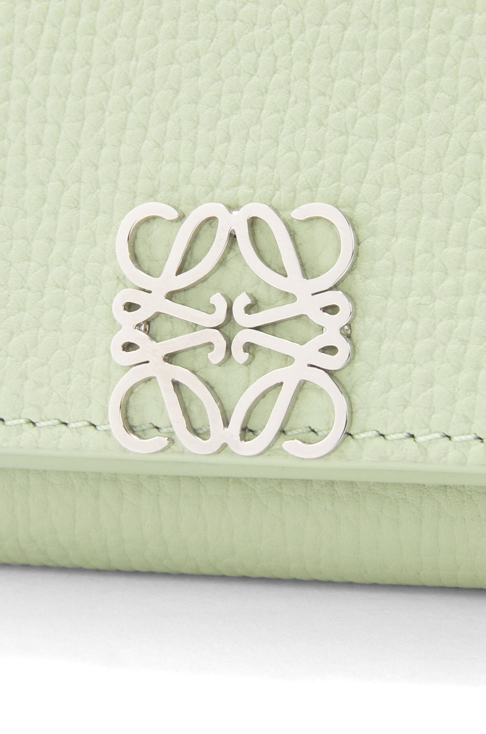 春玉綠色配上Loewe的金屬標誌，十分清爽。