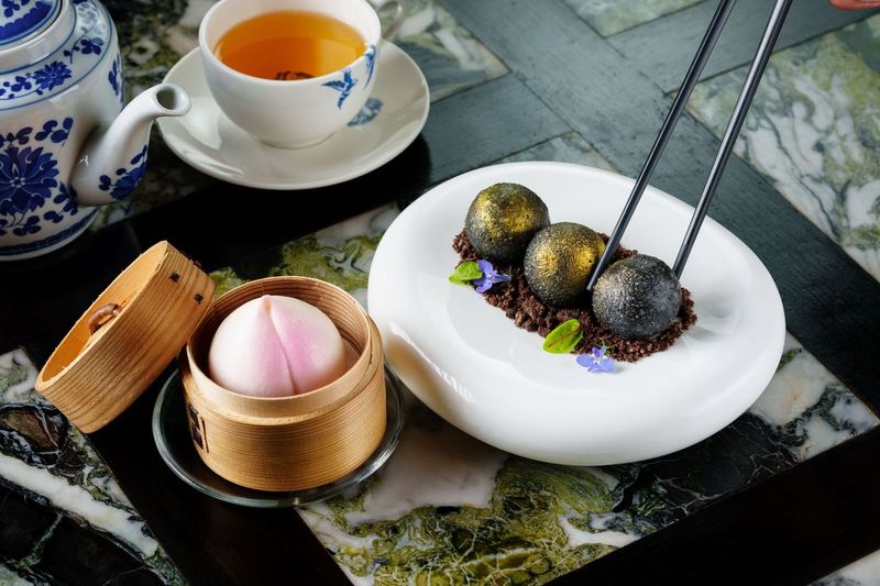 點心包括脆皮酒心黑珍珠和賀壽蟠桃。