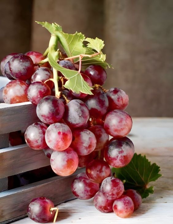 葡萄含有維他命C和維他命E，具有美白功效，可以幫助改善暗沉膚色。