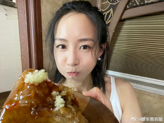 吃粽子時要特別注意細嚼慢嚥,因為糯米較難消化,充分咀嚼有助於餡料和糯米的消化。