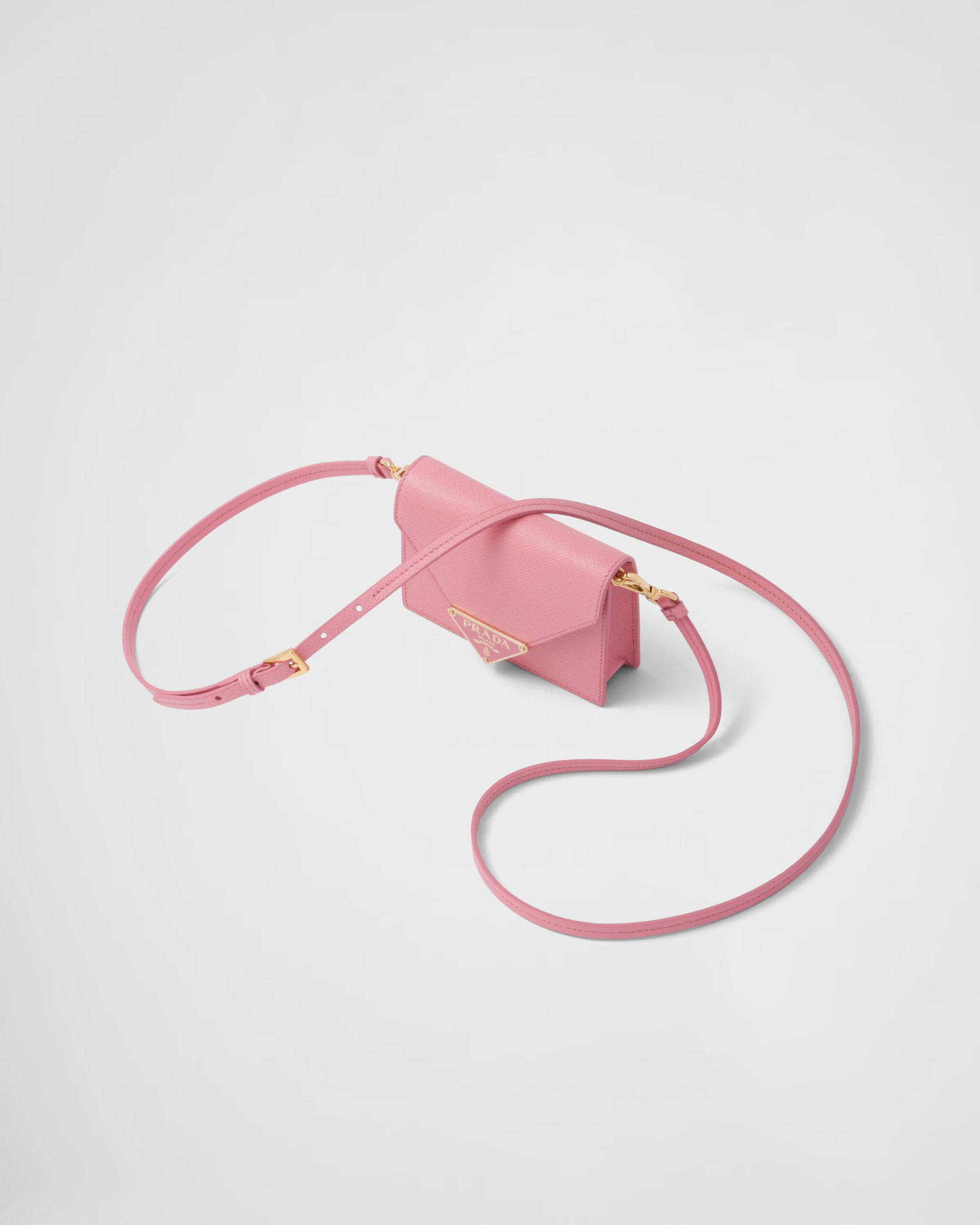 配有肩帶的設計可以當作迷你小手袋佩戴。