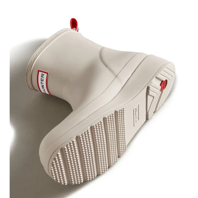 平坦的鞋底提高舒適度和多功能性。