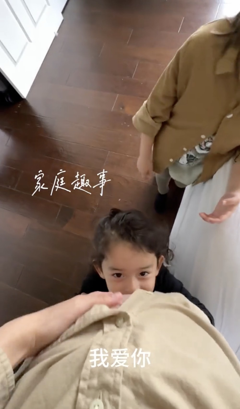 兩個女兒輪流對肚子內的BB說「弟弟我愛你」