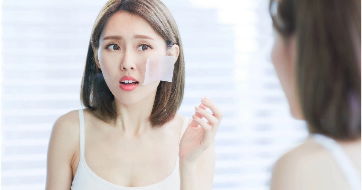 上妝後用防曬噴霧方法：先用紙巾或面油紙印走臉上的汗水、油脂和殘妝。