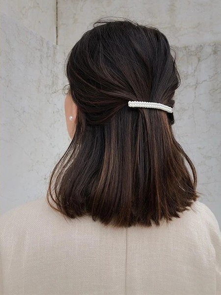 簡潔半截髮夾造型。