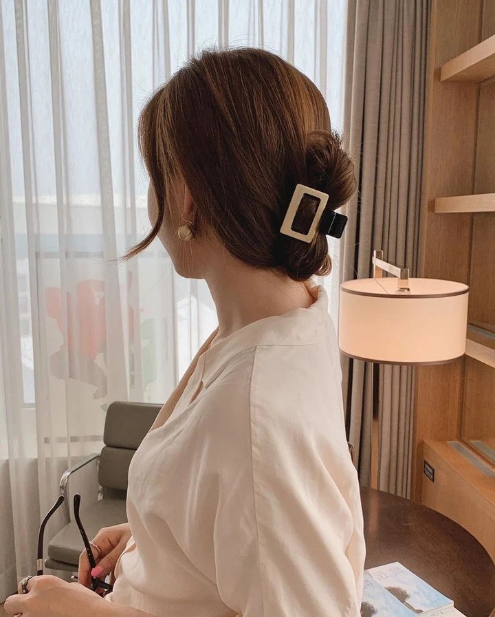 鯊魚夾低髮髻編髮造型。