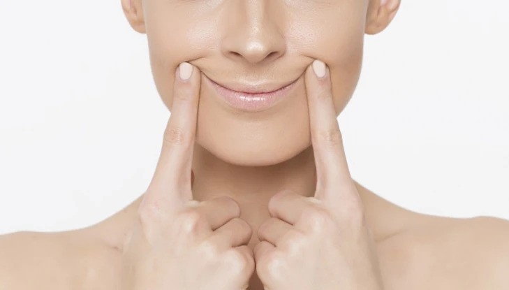 選用提拉或抗皺效果的護膚品配合按摩,可以稍微撫平和預防法令紋。