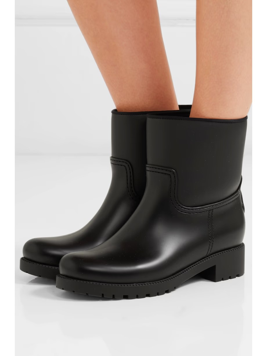 這款Moncler Ginette雨靴採用防滑黑色橡膠製成，具有良好的抓地力和耐磨性。