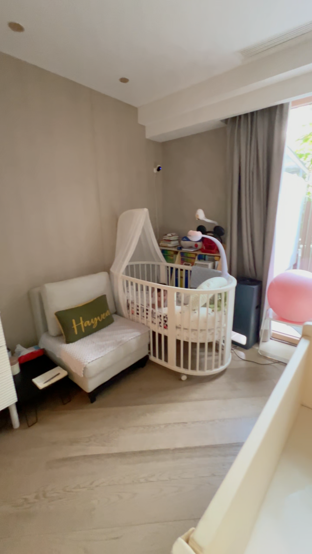 單人梳化是留給工人姐姐睡。