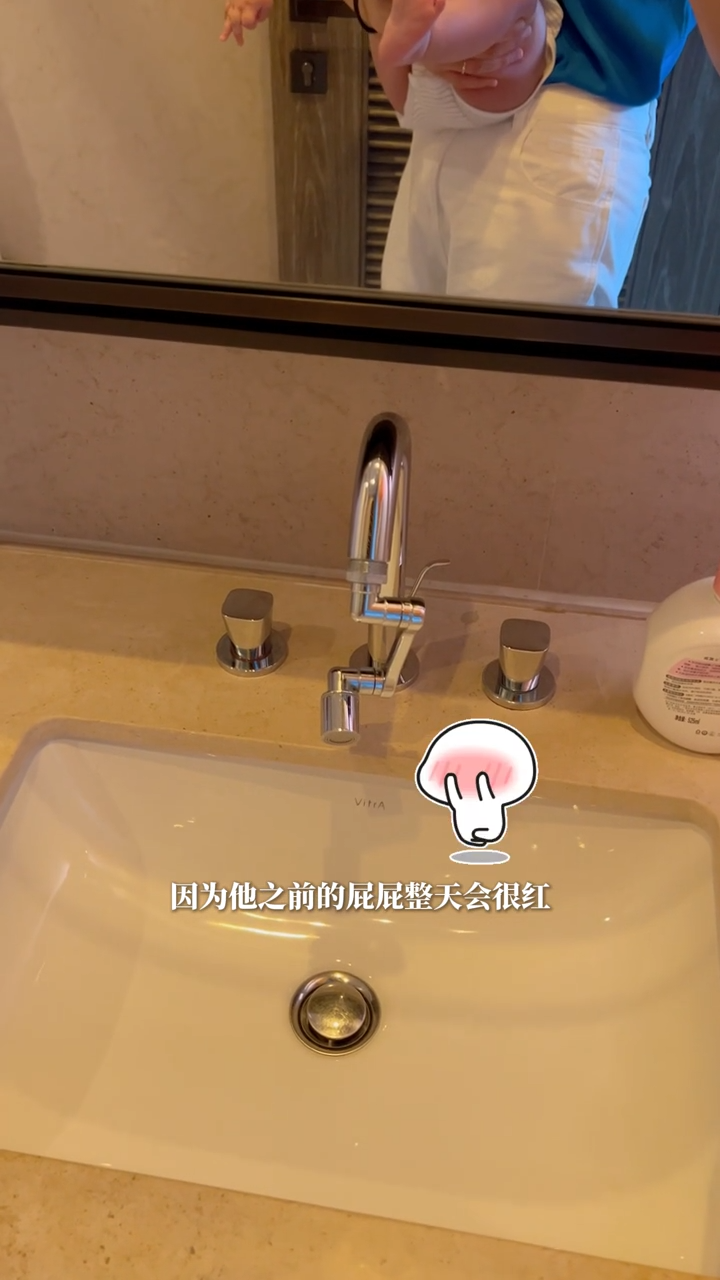 在袁咕碌便便後，可直接抱到洗手盆清潔下身。