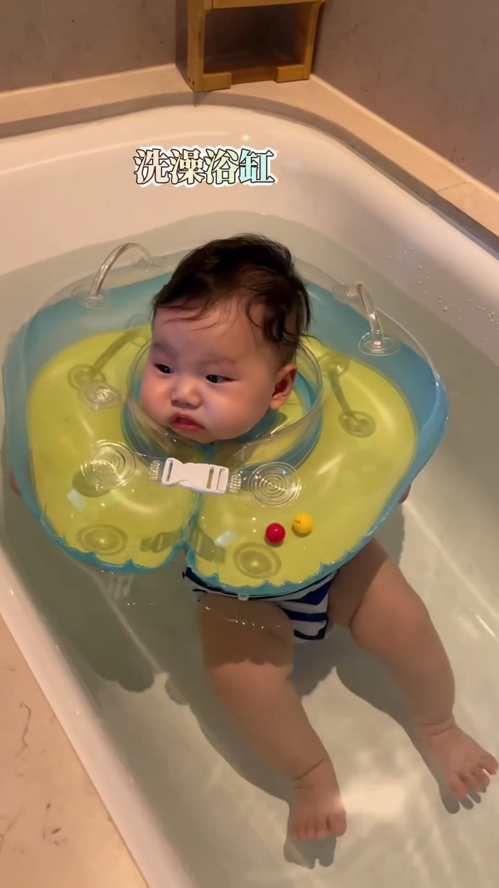 浴室內設有浴缸。