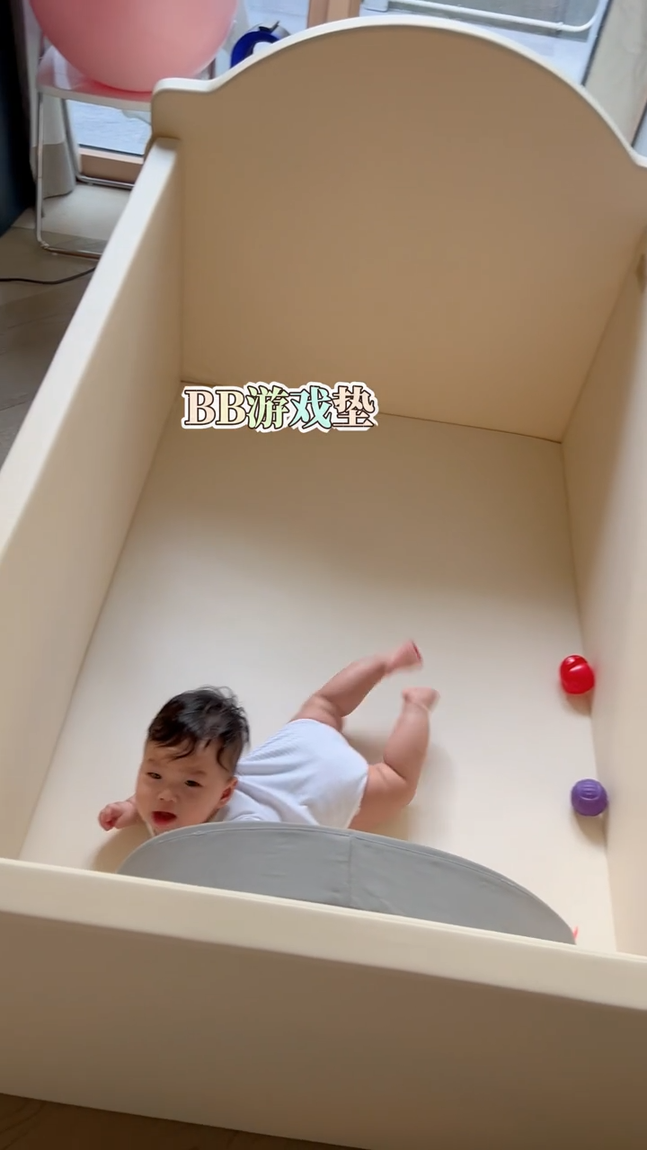 BB專用的遊戲墊，在四邊包圍下令BB不會跌倒受傷。