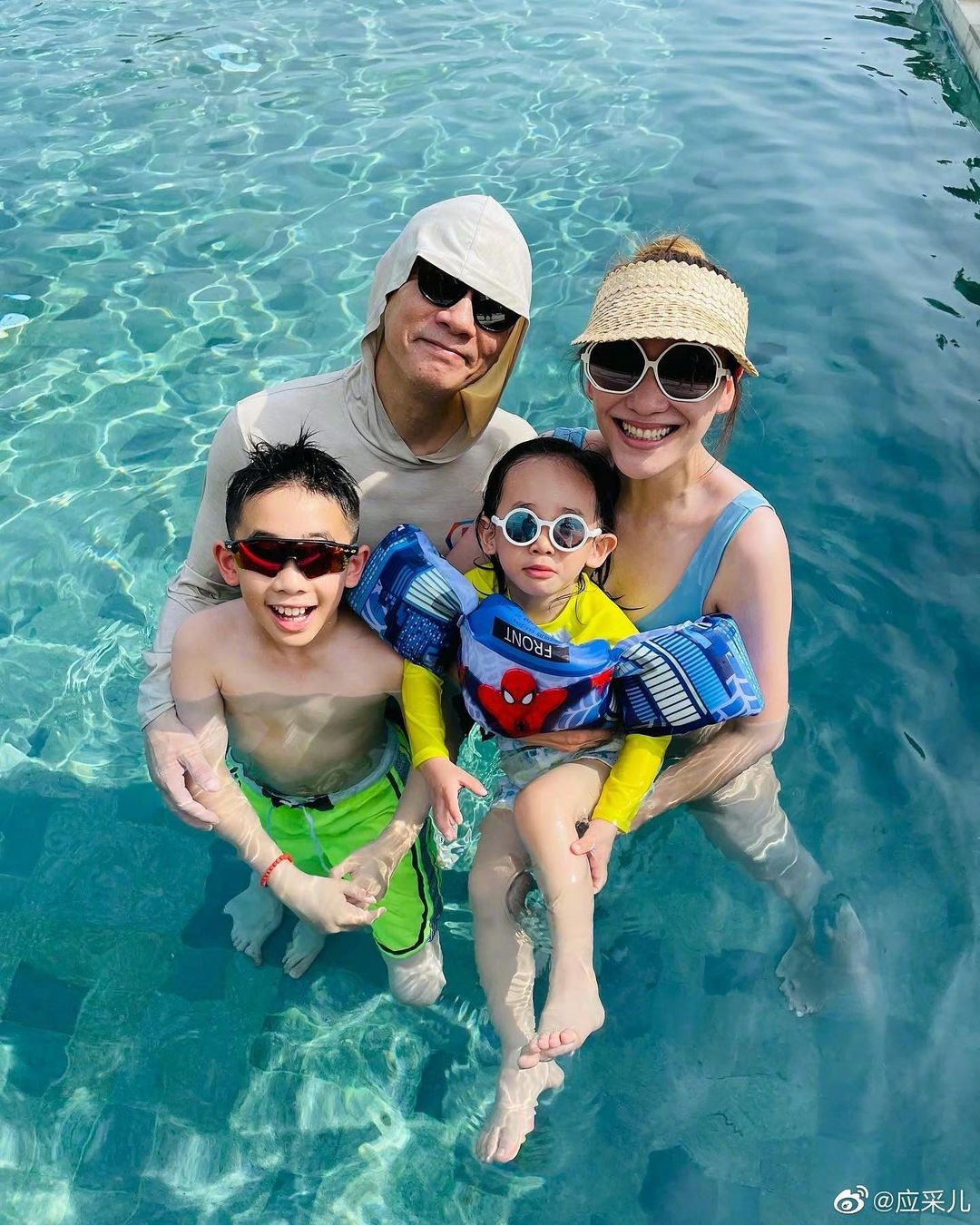 陳小春一家四口移居上海。