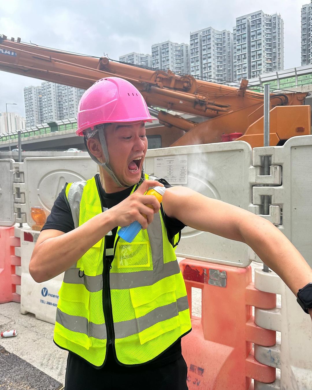 吳浩康不時在社交平台分享自己的地盤工日常。